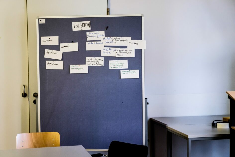 In einem Seminarraum der Uni Hamburg hängen Zettel an einer Pinwand.