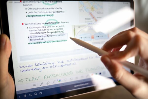 Das Bild zeigt ein Closeup von einem Tablet, an welchem mit einem Tabletstift gearbeitet wird.